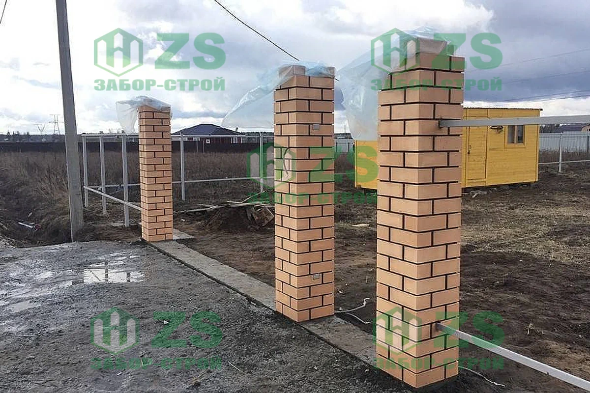 Столбы для забора с кирпичной кладкой Столбы для забора с кирпичной кладкой